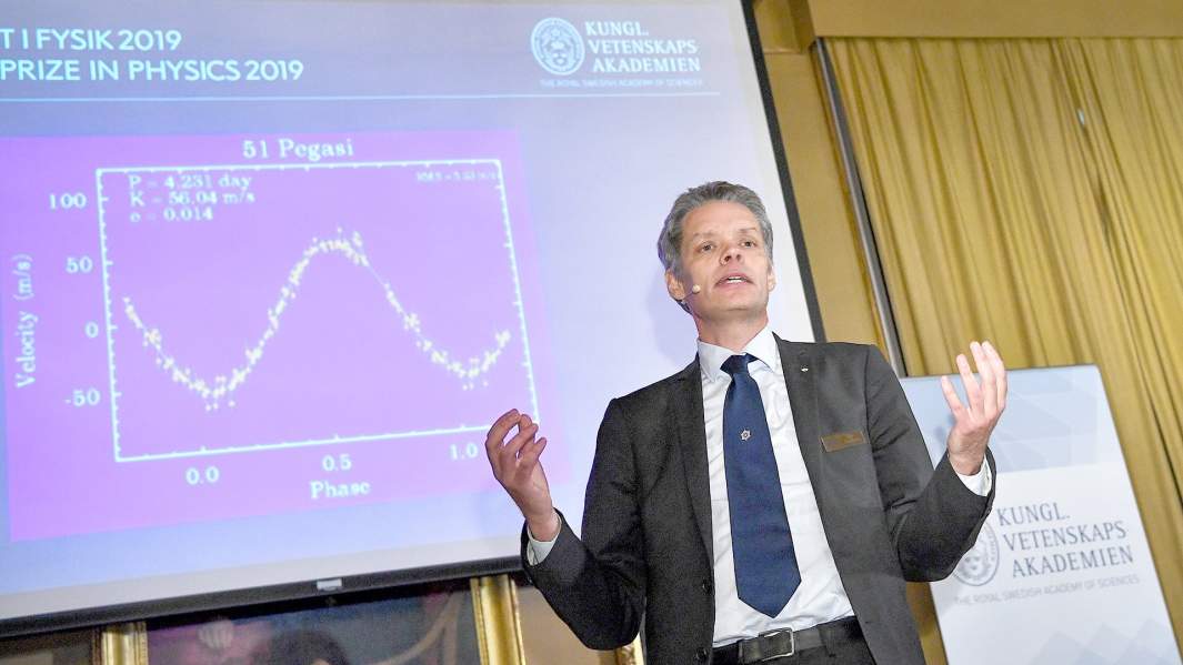 Ульф Даниэльссон, член Нобелевского комитета, объявляет лауреатов Нобелевской премии по физике 2019 года во время пресс-конференции в Шведской королевской академии наук в Стокгольме, Швеция