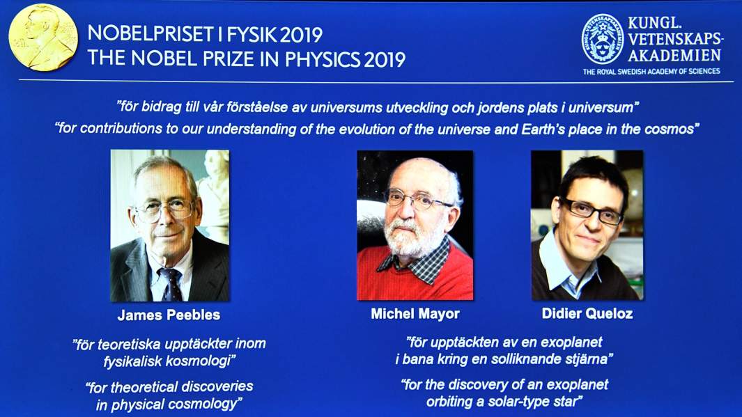 Портреты лауреатов Нобелевской премии по физике (L-R) 2019 года Джеймса Пиблса, Мишеля Майора и Дидье Кело во время пресс-конференции в Королевской шведской академии наук в Стокгольме, Швеция