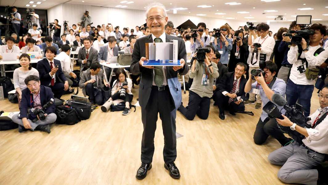Акира Йошино, лауреат Нобелевской премии по химии 2019 года, держит макет литий-ионного аккумулятора во время пресс-конференции в Токио