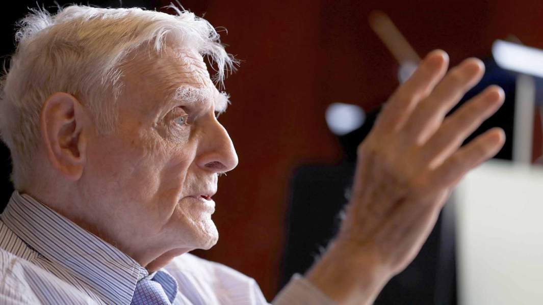 Джон Б. Гуденоф, лауреат Нобелевской премии по химии 2019 года, во время пресс-конференции в Королевском обществе в Лондоне