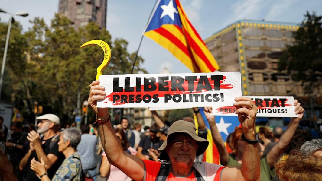 Демонстранты на улицах Барселоны