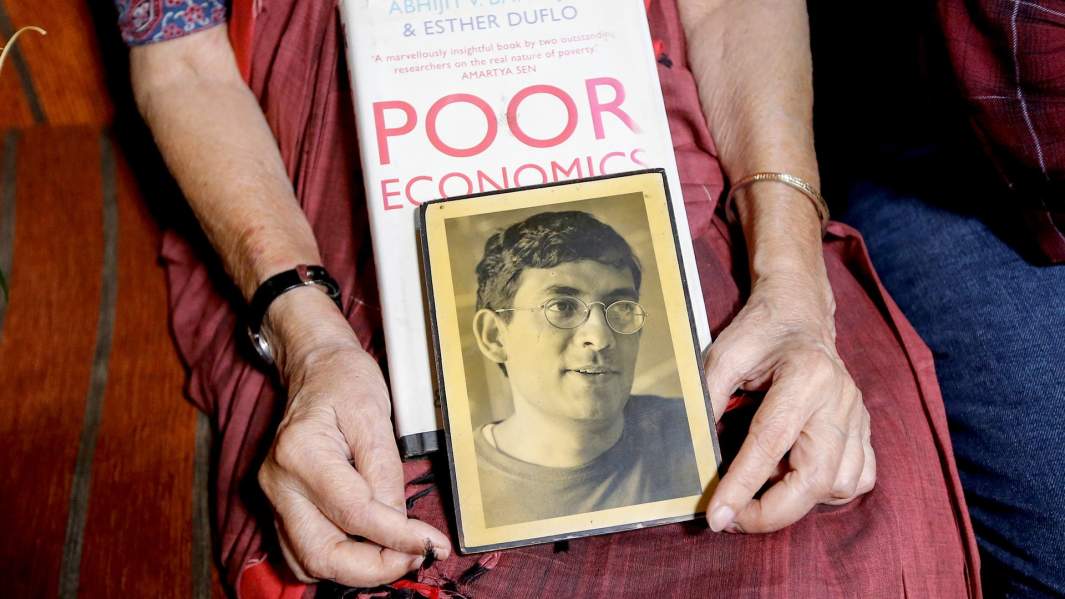 Нирмала Банерджи, мать Абхиджита Банерджи, одного из лауреатов Нобелевской премии в области экономики 2019 года, держит его портрет и одну из его книг