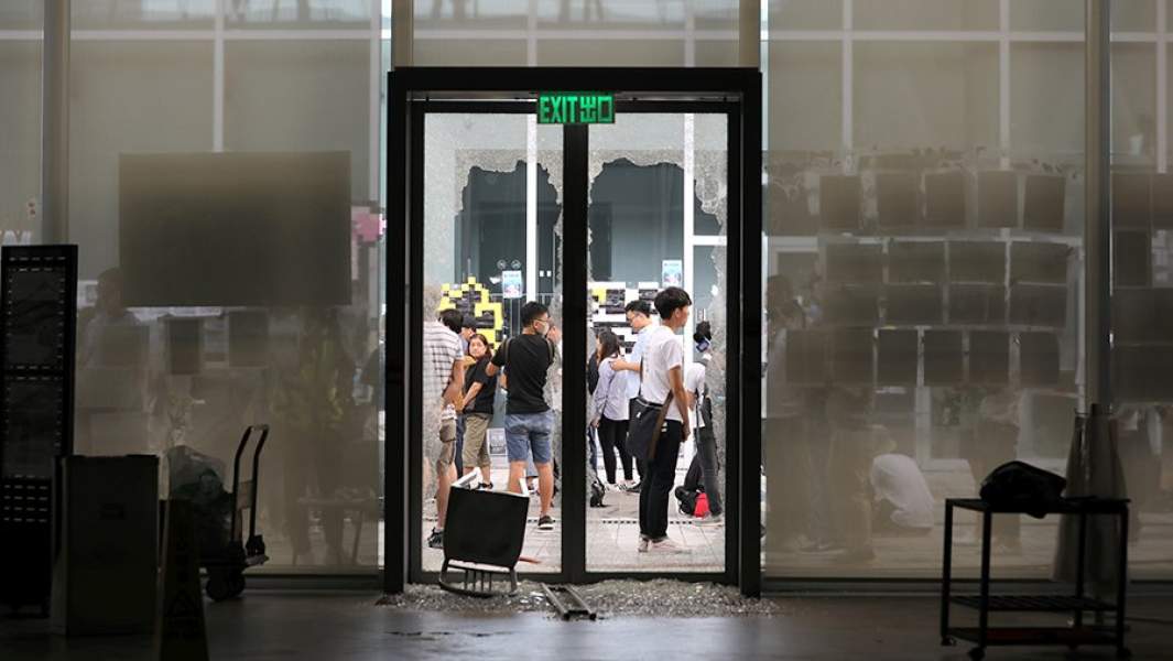 Двери Гонконгского института дизайна, разбитые в ходе антиправительственных протестов