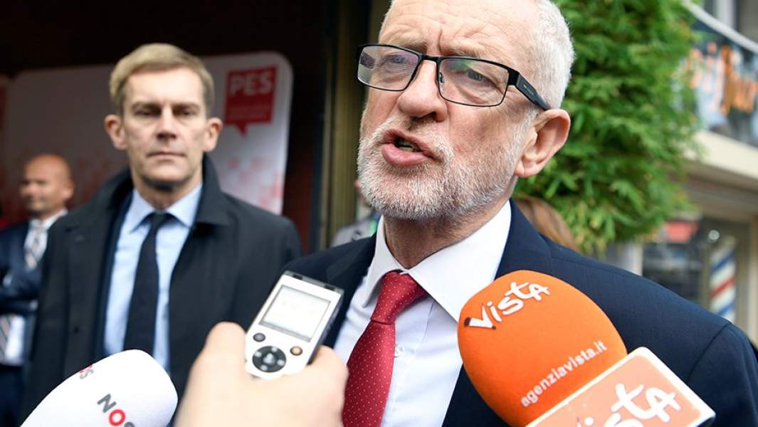 Глава лейбористов Джереми Корбин во время общения с прессой перед саммитом Евросоюза в Брюсселе