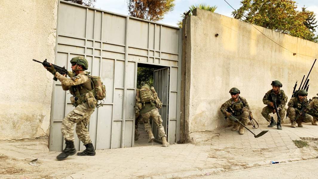 Турецкие военные в городе Тель-Абьяд