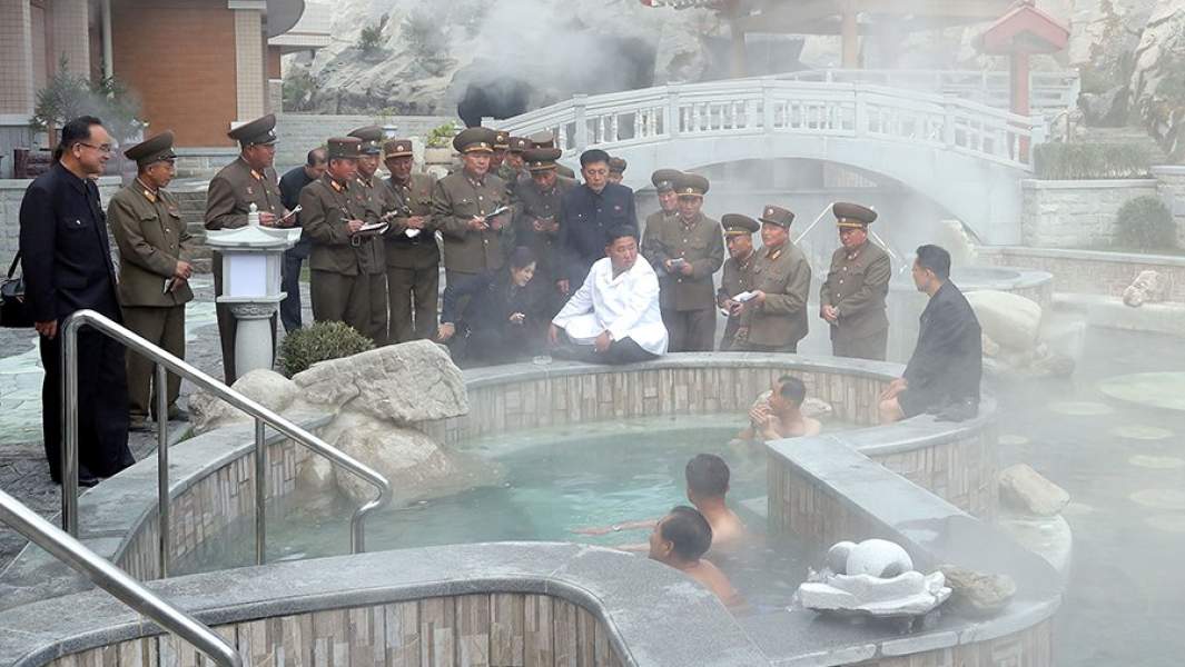 Ким Чен Ын с супругой Ли Соль Чжу во время посещения курорта на горе Кымган. 23 октября 2019 года