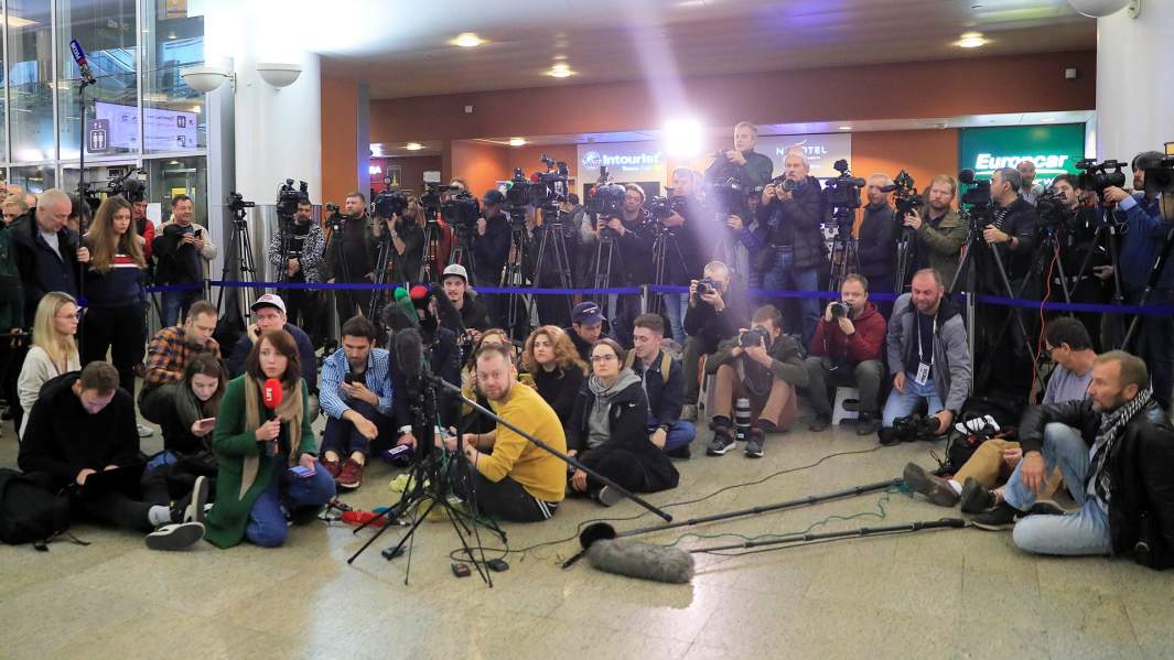 Журналисты в зоне прилетов аэропорту «Шереметьево» в ожидании Марии Бутиной