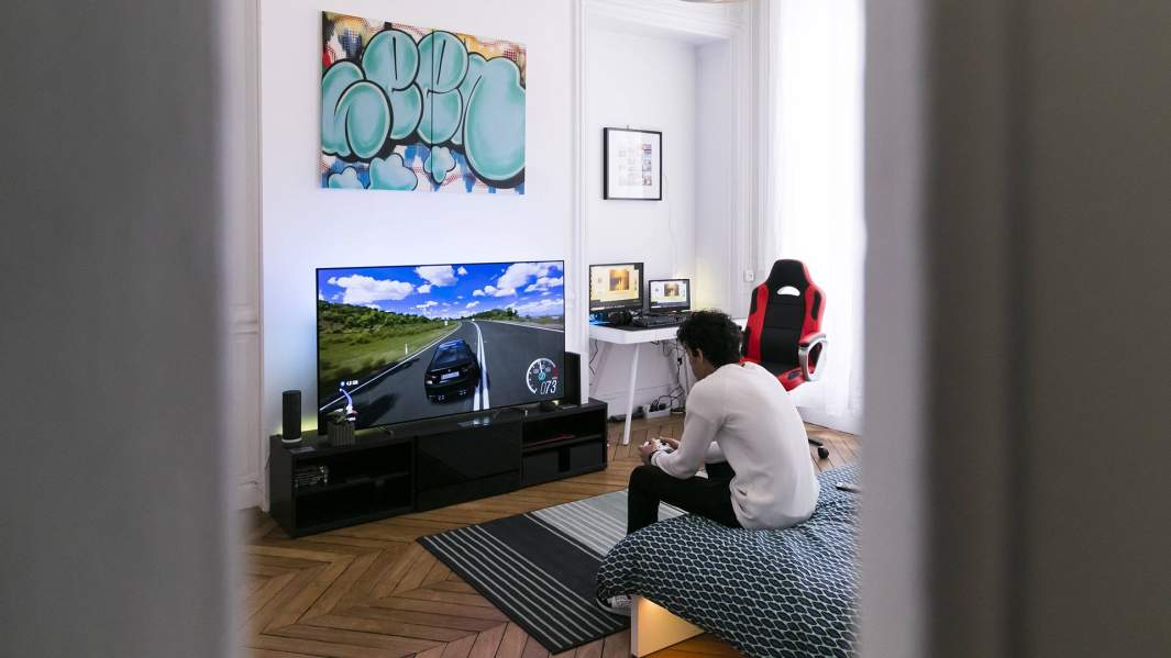 Парень играет в видеоигру