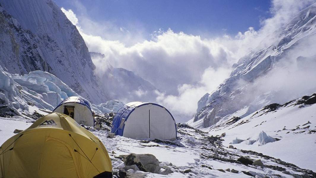 Палатки на склоне