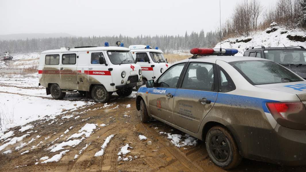 Машины скорой помощи и полиции