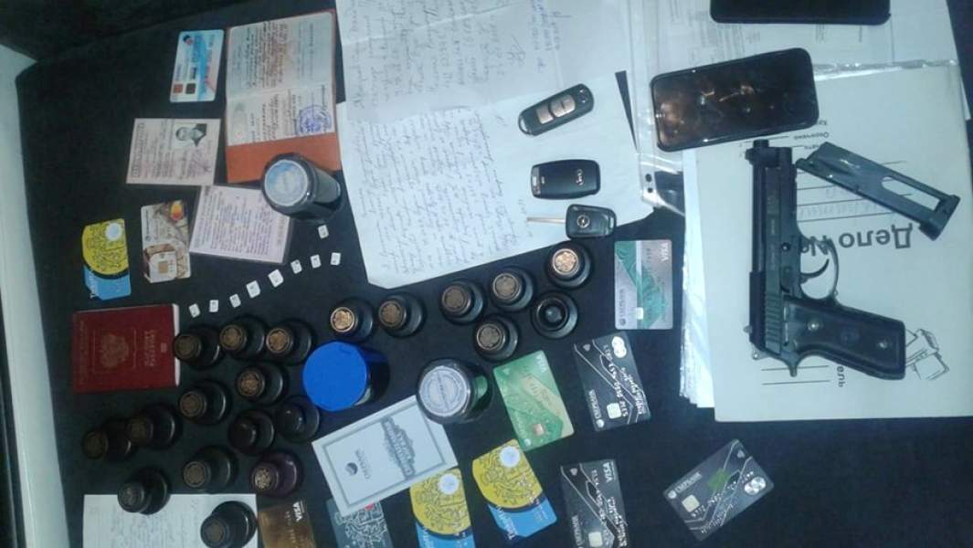 Оружие, ключи от машин, поддельные печати и банковские карты обнаруженные при обыске у членов группы Чалова