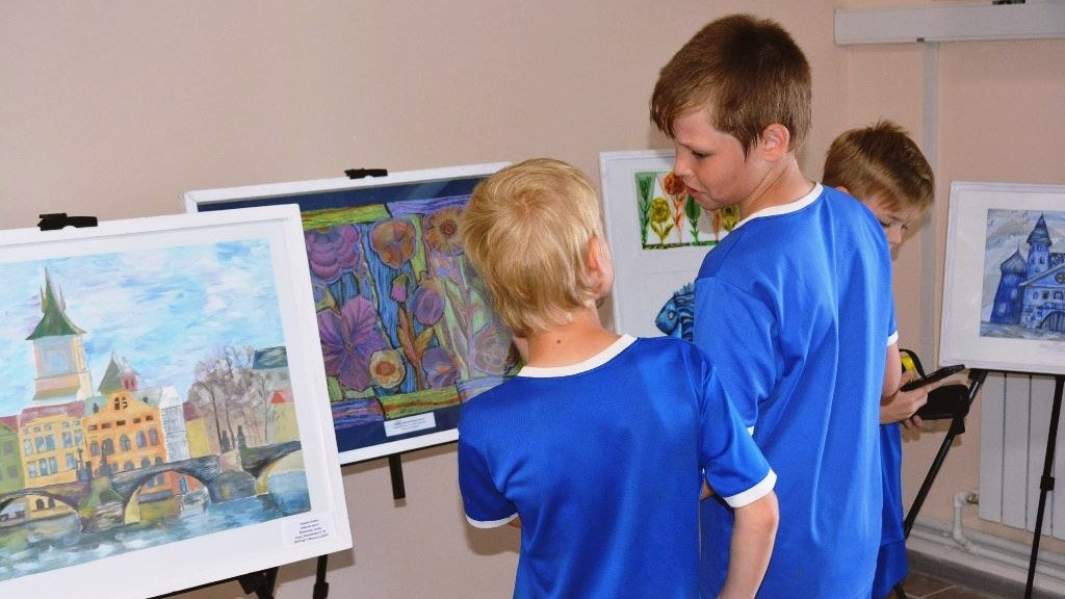 Дети на кружке рисования в селе Минское