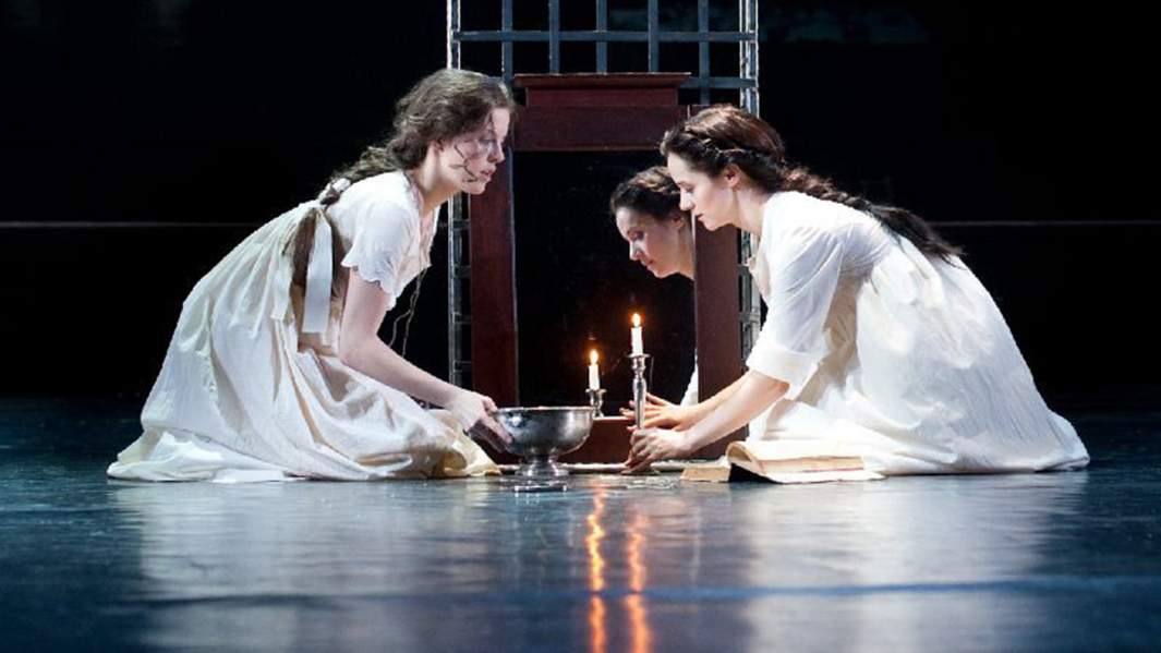 Сцена из спектакля "Евгений Онегин" в театре им. Вахтангова