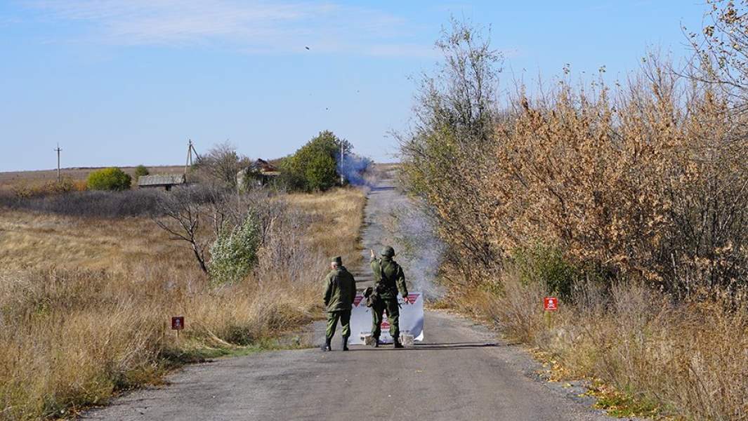 Солдат и офицер армии ДНР запускают ракету
