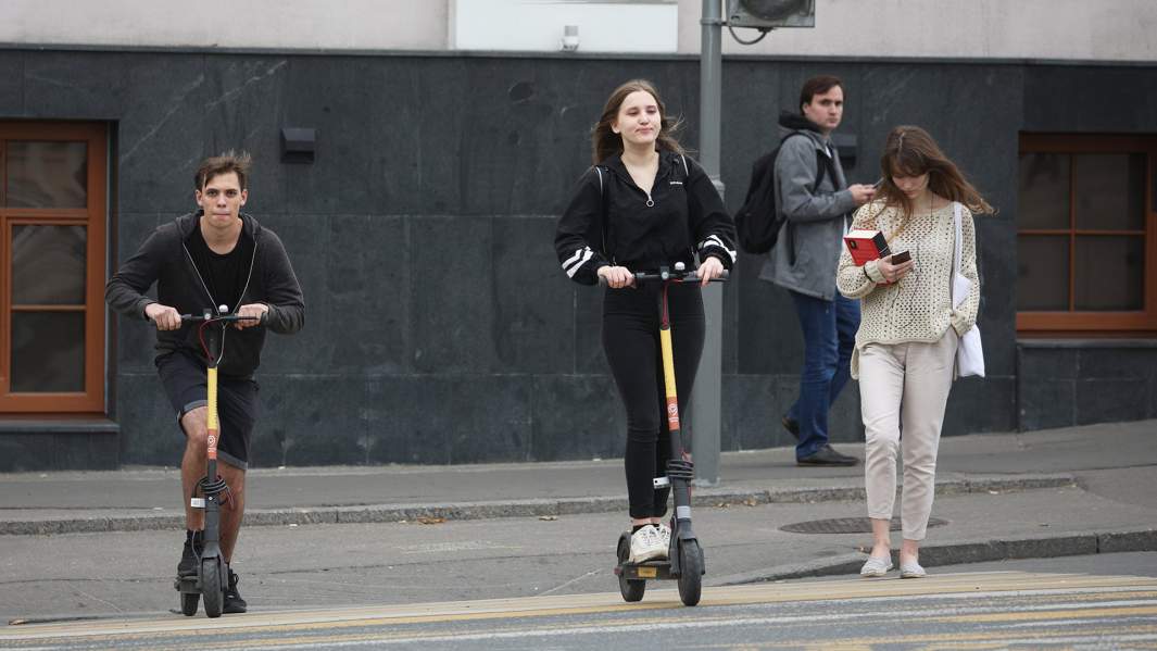 Люди на самокатах