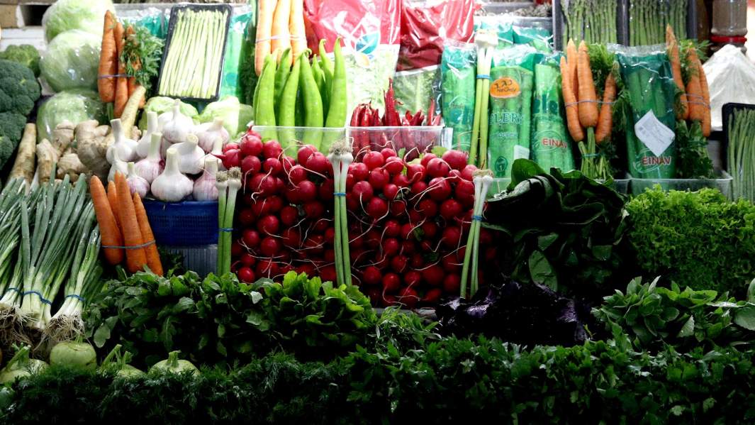 овощи на прилавке 