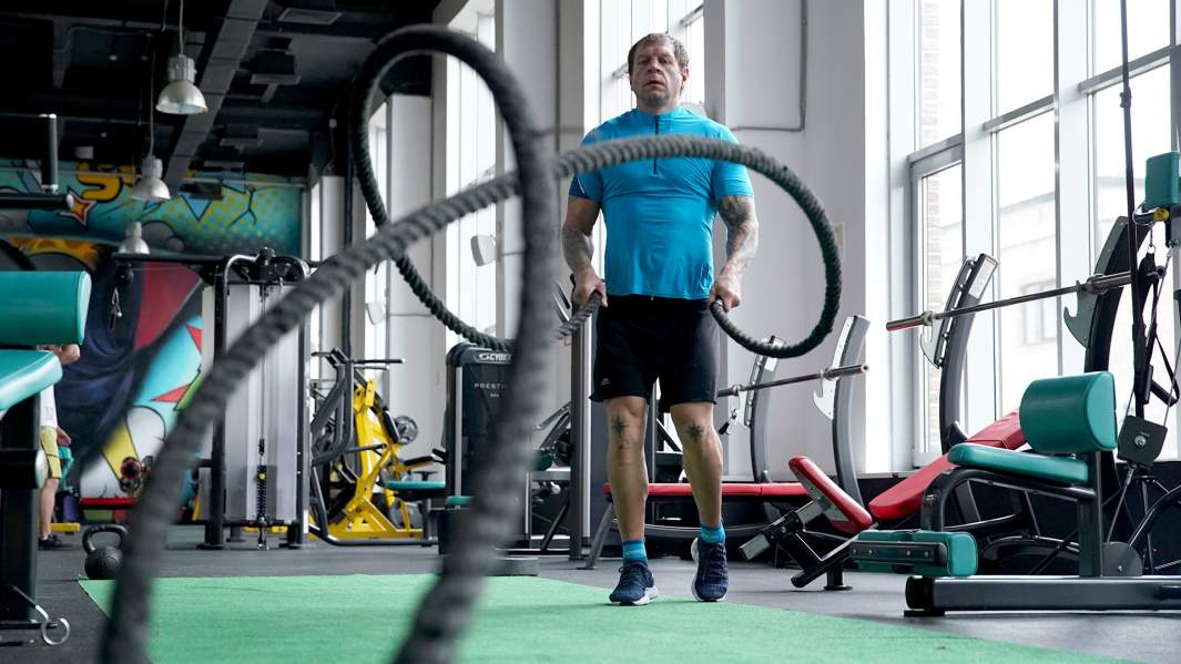 Боксер Александр Емельяненко во время тренировки