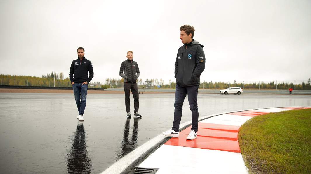 Гонщики серии DTM осматривают трассу «Игора Драйв»