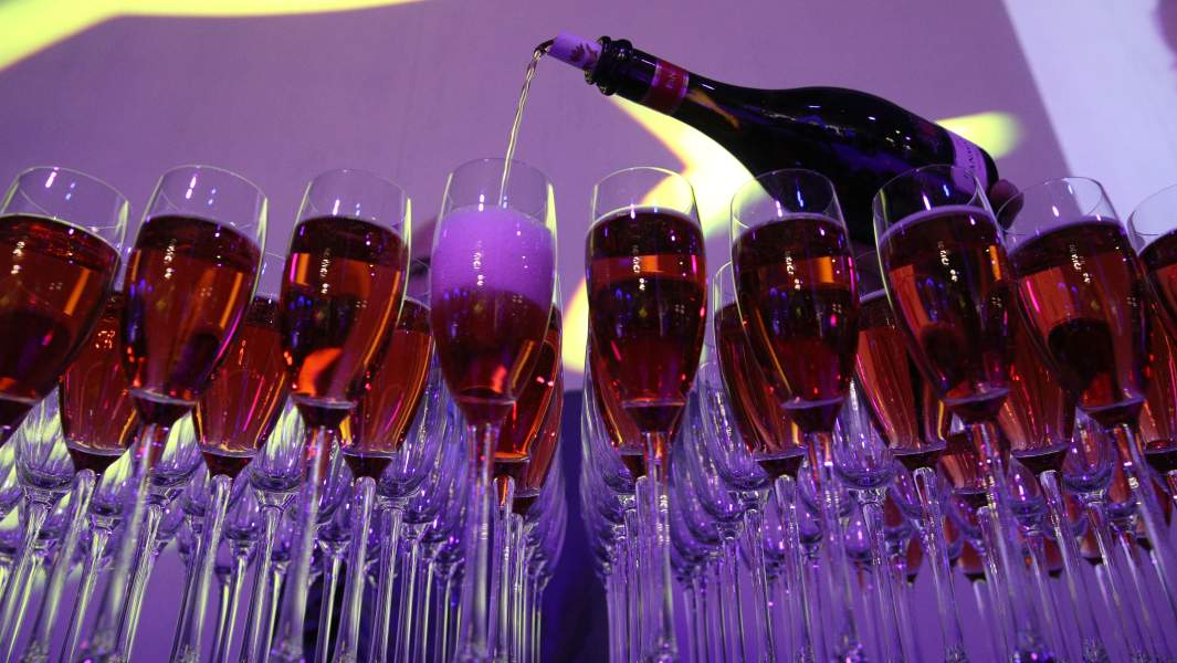вино наливают в бокалы