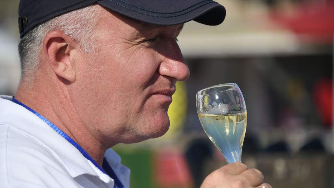 мужчина пьет вино