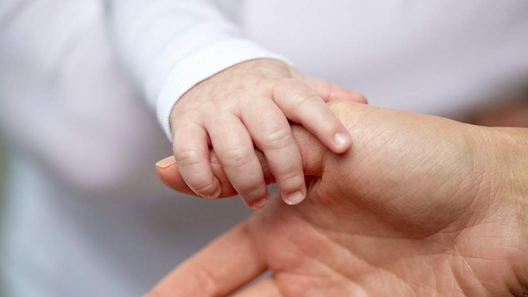 руки младенец