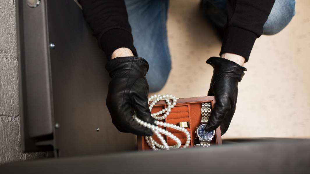 часы ожерелье вор