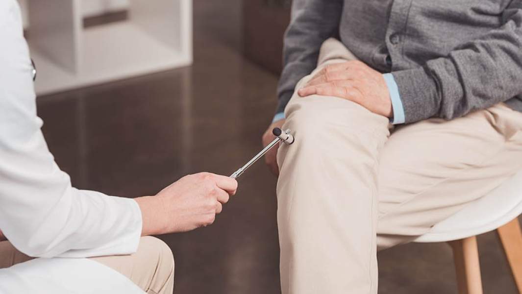 врач с молоточком