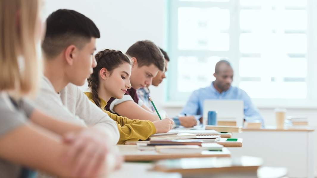 школа учитель с ноутбуком и школьники