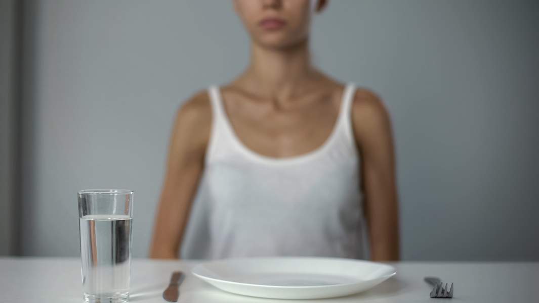 анорексия девочка пустая тарелка