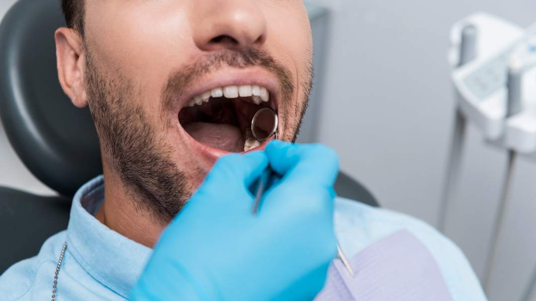 Врач осматривает рот