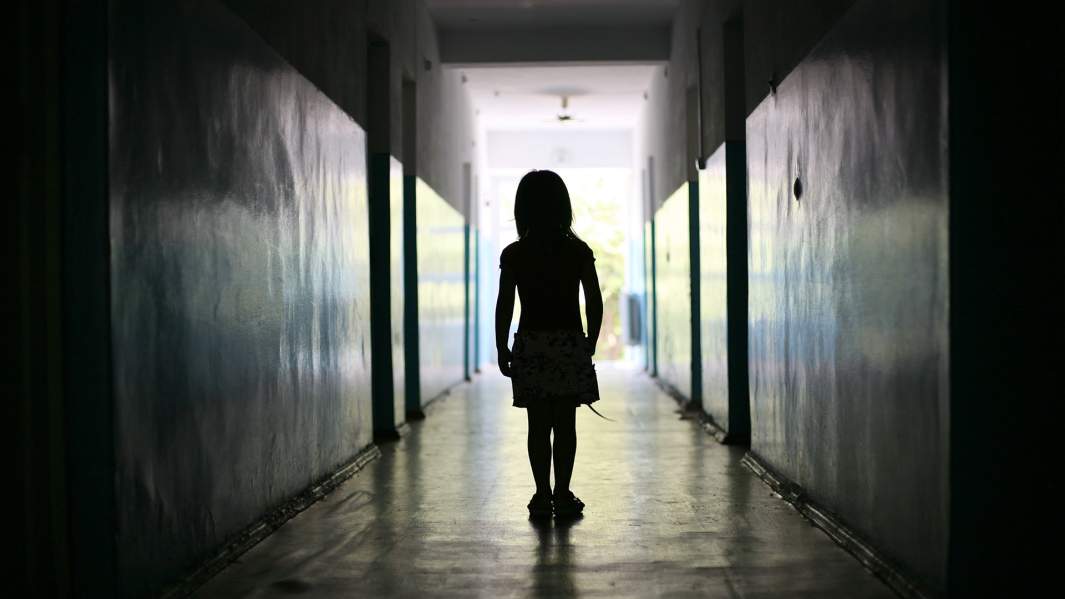 Девочка одна