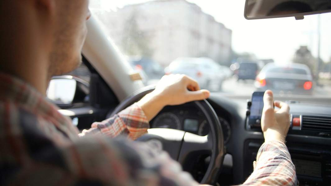 Таксист смотрит на навигатор