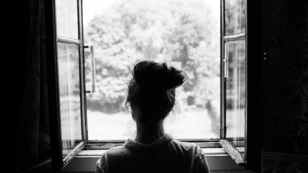женщина смотрит в окно