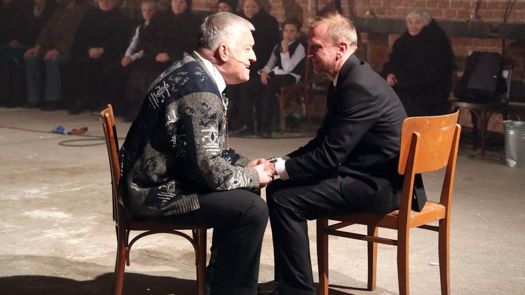 Актеры Тимофей Трибунцев в роли Бориса Годунова (справа) и Михаил Филиппов в роли Шуйского в сцене из спектакля «Борис»