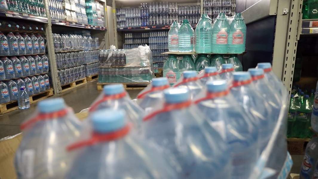 Бутылки воды в магазине