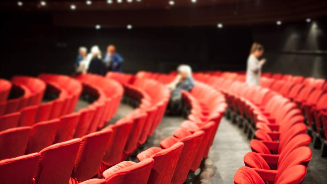 Люди уходят из кинотеатра