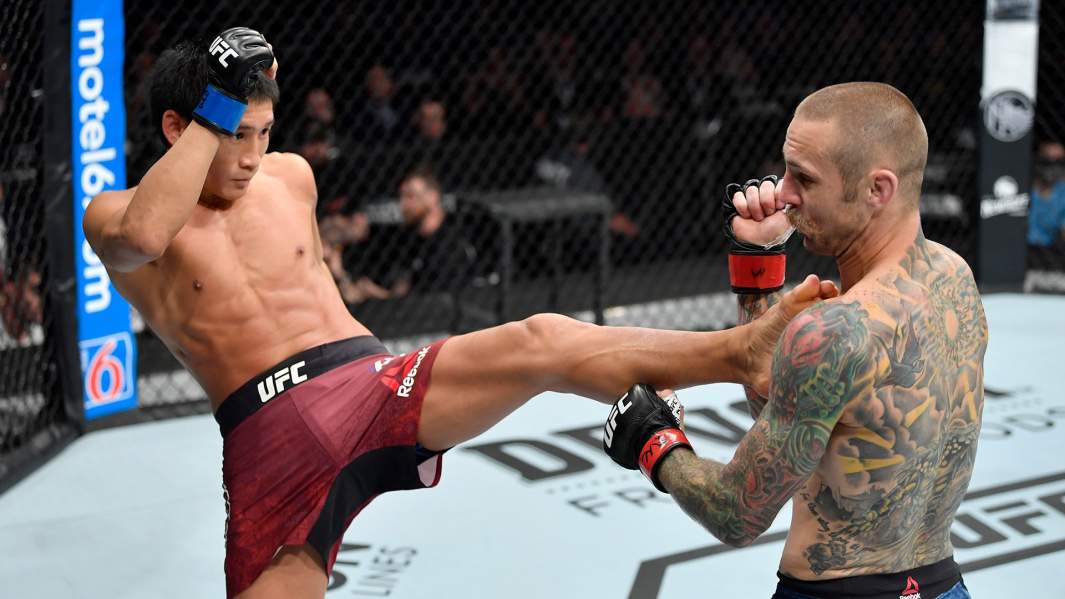 Григорий Попов (слева) и Эдди Уайнленда в поединке в легчайшем весе во время UFC 238 