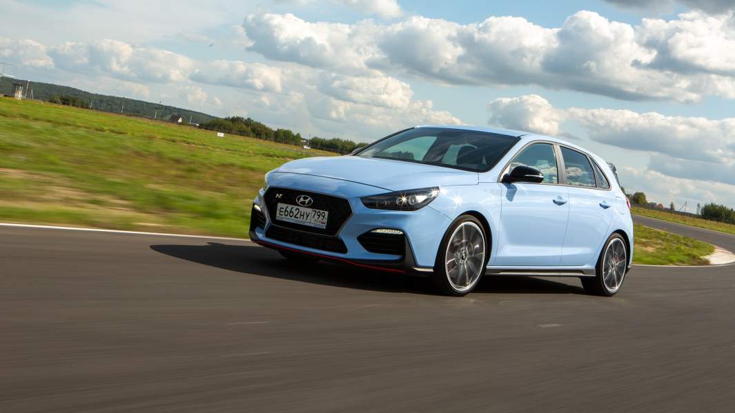 Hyundai i30 N с 249-сильным мотором разгоняется до 100 км/ч за — 6,1 с, с 275- сильным до Максимальная скорость в любом случае — 250 км/ч