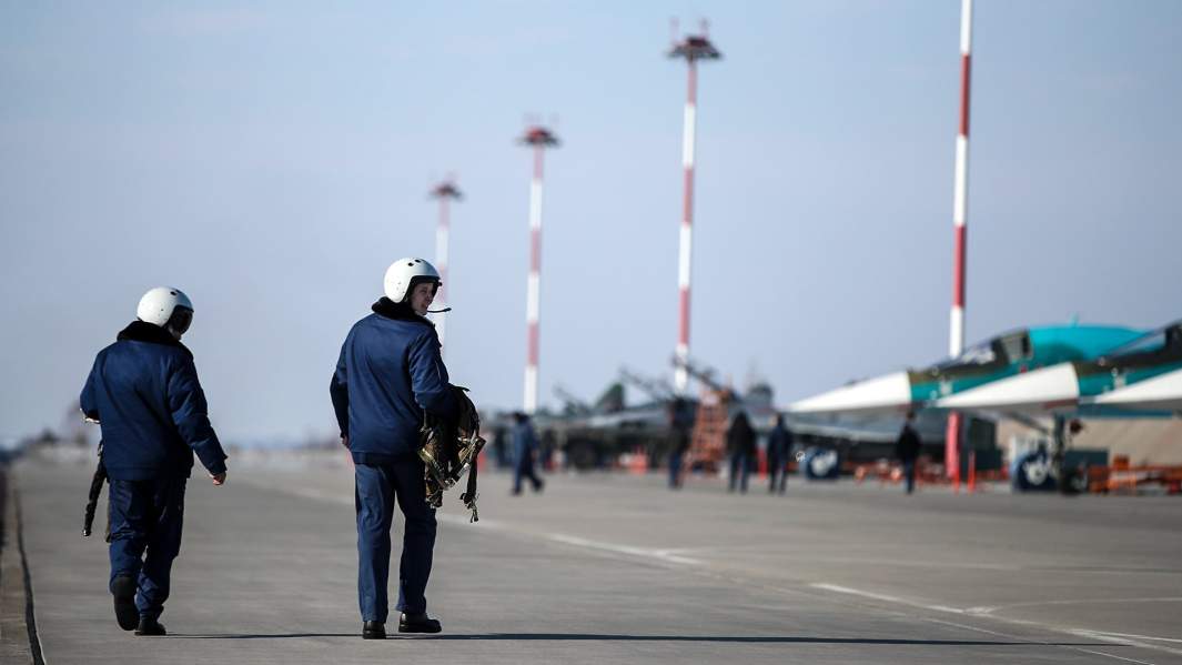 летчики на военной авиабазе