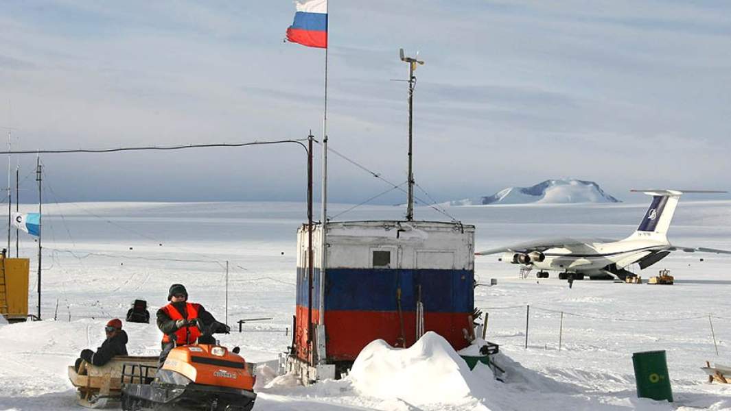 На аэродромной базе российской научной станции «Новолазаревская» в Антарктиде