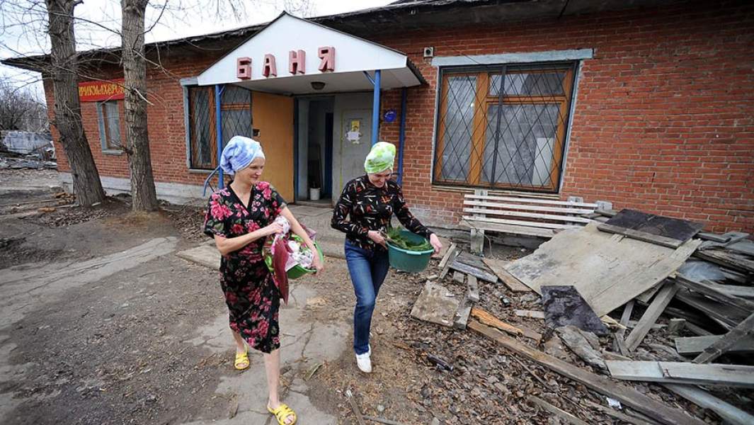 женщины выходят после бани