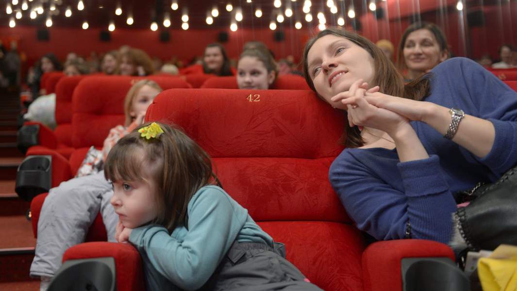 Мама с ребенком в кино