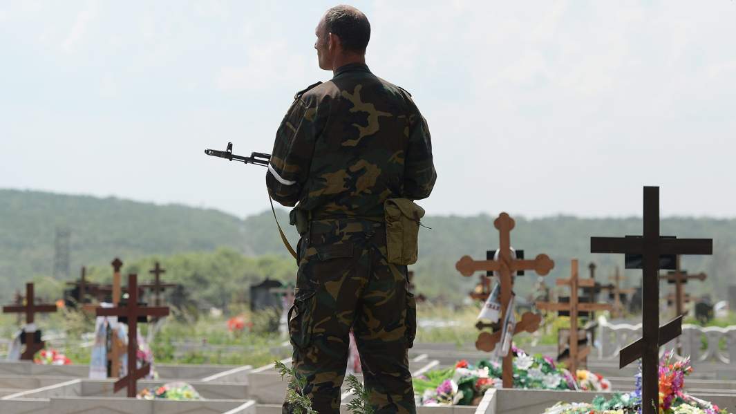 Солдат на кладбище