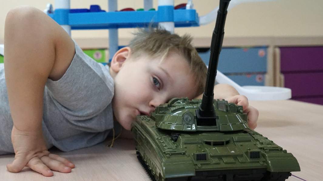 ребенок играет в детском саду