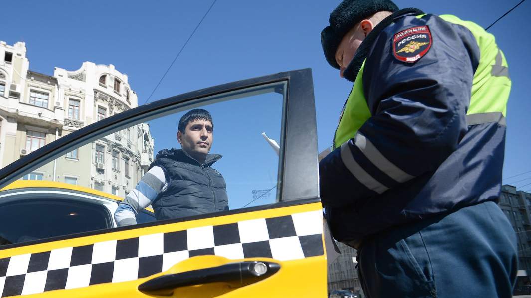 Проверка документов водителя сотрудником ГИБДД