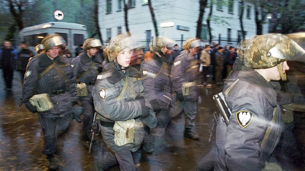 Бойцы внутренних войск МВД перед штурмом здания