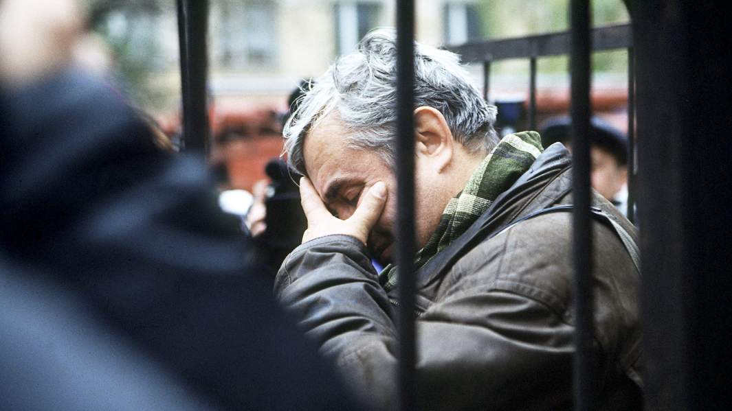 Родные и близкие заложников у театрального центра