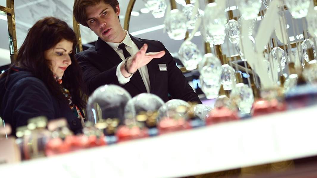 Продажа парфюмерии в магазине