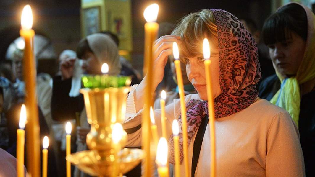 Верующие во время пасхальной службы
