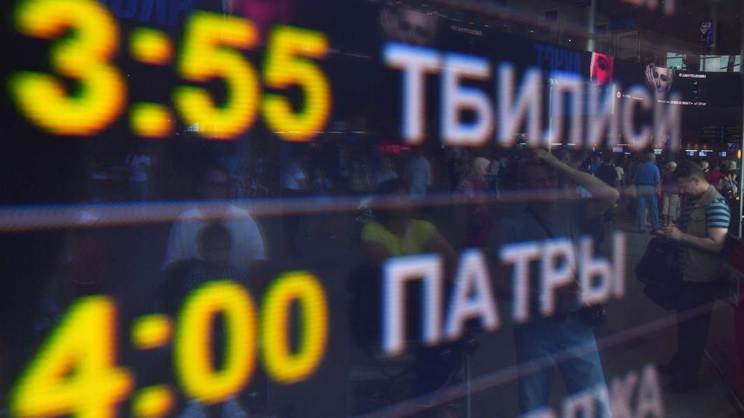 Информационное табло с расписанием авиарейсов в аэропорту